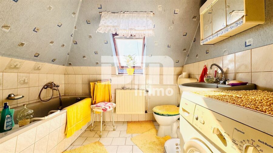 Solides Ein- bis Zweifamilienhaus mit großer Terrasse, Nebengebäude und opulenten Gartenbereich - OG / DG Bad / Wanne